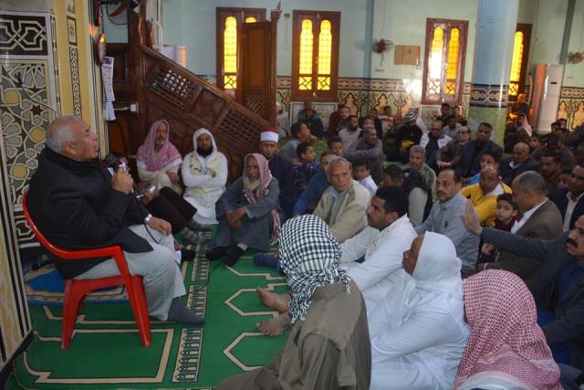 محافظ الوادي الجديد يتحدث للمصلين بع الصلاة