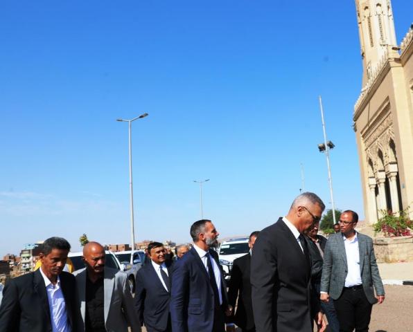 جول محافظ أسوان والأمير رحيم الحسينى