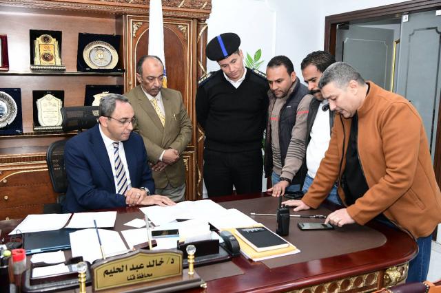 محافظ قنا يبحث تنفيذ كوبري مشاة الرياح