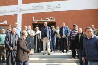 محافظ المنيا يتفقد مجمع الخدمات...