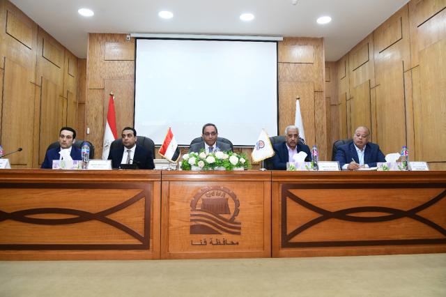 محافظ قنا خلال الاجتماع