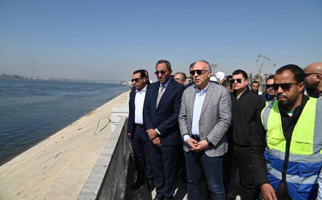 جولة وزير الري ومحافظ قنا