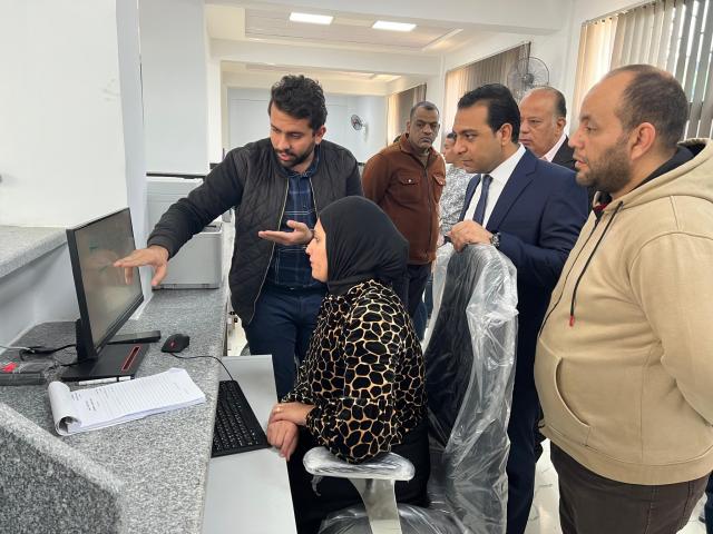 نائب محافظ قنا يتفقد المركز التكنولوجي