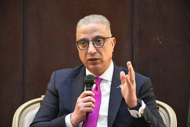محافظ الفيوم خلال الاجتماع