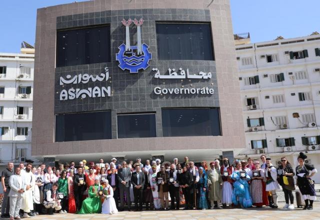 تكريم المشاركين في مهرجان أسوان للفنون