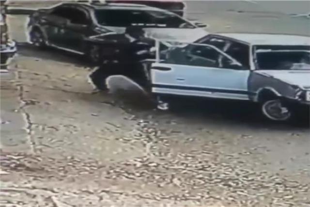 صورة من الحادث وثقتها كاميرات المراقبة