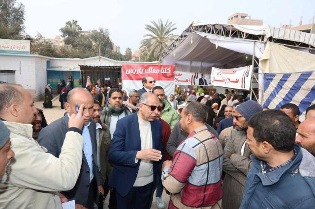 محافظ المنيا يفتتح معرضين " أهلاً رمضان " بسمالوط