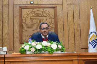 محافظ قنا يبحث مشاكل المستثمرين...