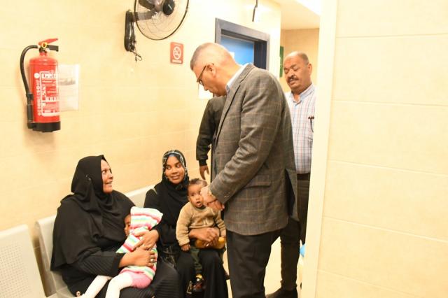 جولة مفاجة لمحافظ أسوان بوحدة طب أسرة أبو الريش