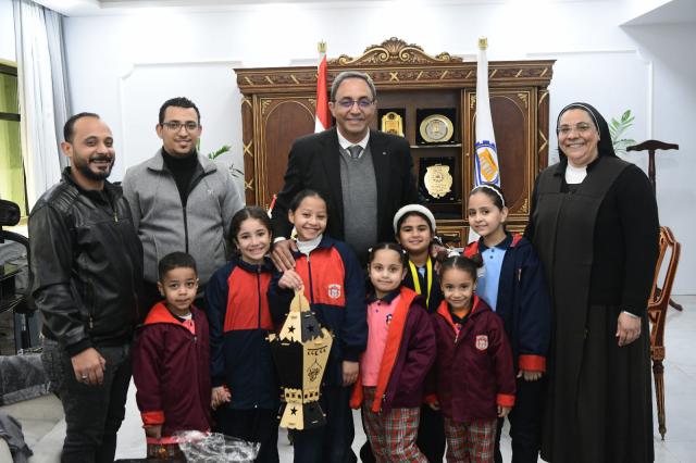 محافظ قنا يستقبل وفدًا من مدرسة الراهبات الفرنسيسك
