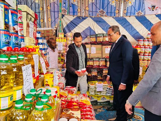 محافظ قنا يفتتح معرض «أهلاً رمضان"