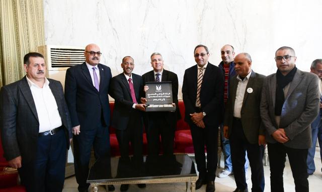 محافظ قنا يشهد توزيع 1200 كوبون مواد غذائية