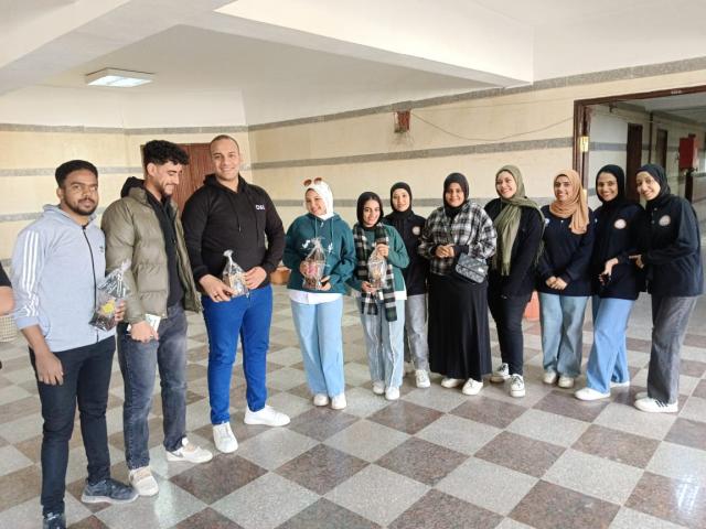 عميد "حقوق قنا" يوزع فوانيس رمضان على الطلاب