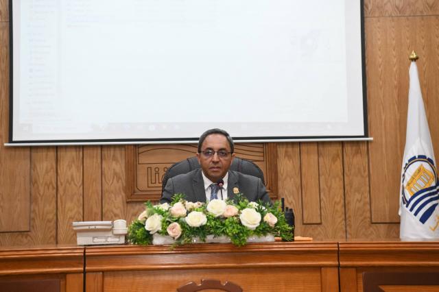 محافظ قنا خلال الاجتماع