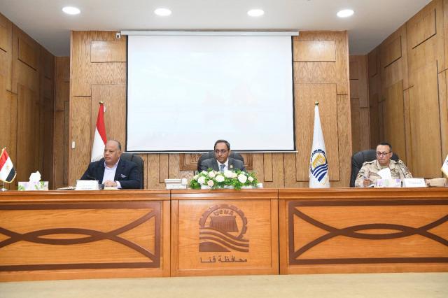 محافظ قنا خلال الاجتماع