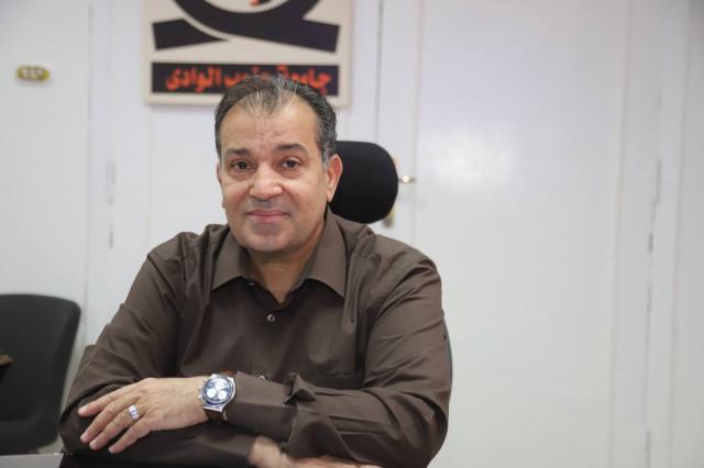 رئيس الجامعة خلال الاجتماع