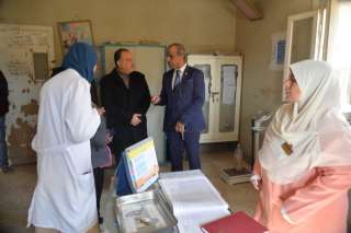 محافظ أسيوط يتفقد وحدة طب...