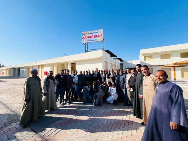 محافظ قنا يفتتح السوق الحضاري