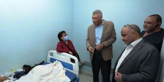 جولة مفاجئة لمحافظ أسوان بالمستشفى...