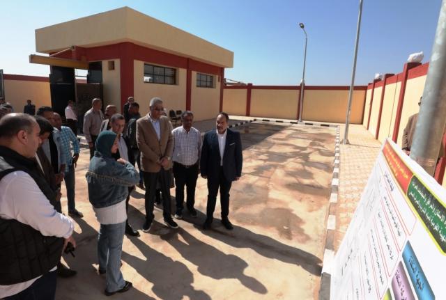 محافظ أسوان يفتتح مشروع رافع العقاد