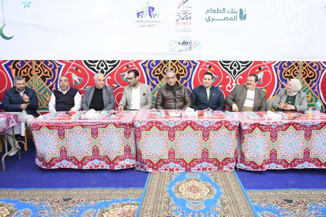 محافظ الفيوم يشارك في مائدة الإفطار الجماعي