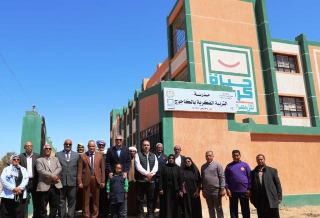 محافظ أسوان يتفقد مدرسة التربية الفكرية