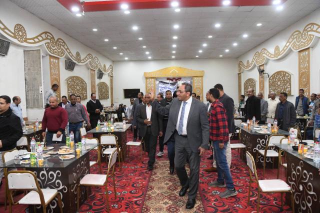 محافظ قنا يشارك في مائدة الإفطار الجماعي