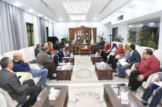 محافظ قنا يناقش تنفيذ مشروعات...
