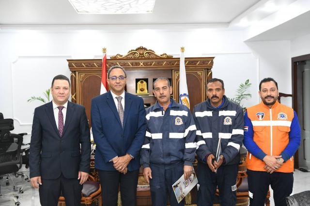 محافظ قنا يكرّم مسعفا وسائقا لأمانتهما