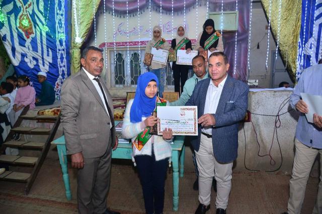 إدارة أرمنت الأزهرية تكرم حفظة القرآن الكريم