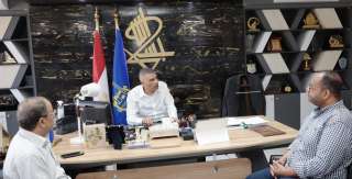 محافظ أسوان  يناقش مشكلة نقص...