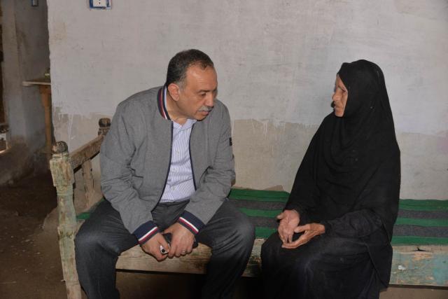 محافظ أسيوط يأمر بإعادة بناء منزل سيدة مسنة