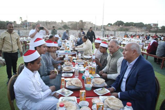 محافظ الوادي الجديد يشارك أهالي "الراشدة" الإفطار