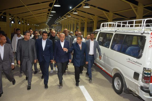 محافظ الأقصر يفتتح مشروع موقف الأقاليم