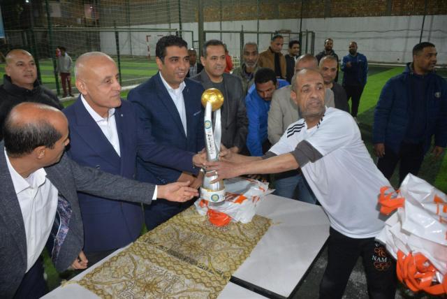 محافظ الأقصر يسلم كأس