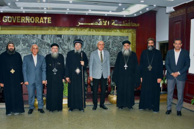 محافظ الأقصر يستقبل الأنبا يواقيم