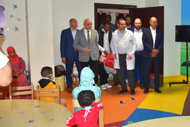 محافظ الأقصر يحتفل مع الأطفال مرضى السرطان