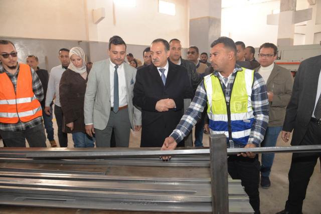 محافظ أسيوط يتفقد مصنع الشركة المصرية للأبواب