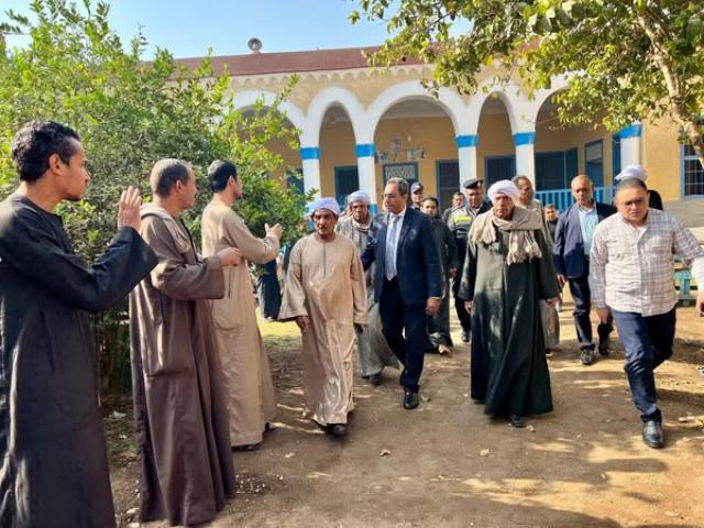 محافظ قنا يُقدِّم واجب العزاء