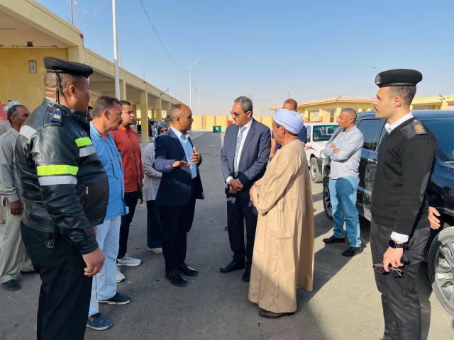 محافظ قنا يشهد التشغيل التجريبي لمجمع مواقف نقادة