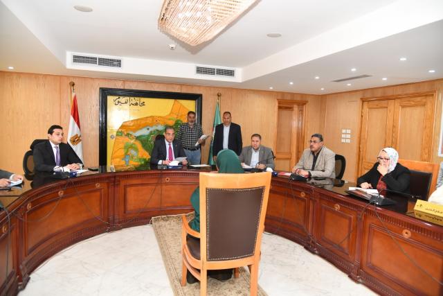 محافظ الفيوم يستمع لشكاوي المواطنين