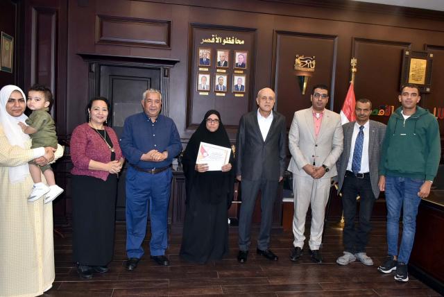محافظ الأقصر يكرم الأم المثالية