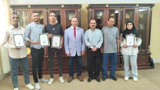 عميد ”حقوق قنا” يكرم الفريق...