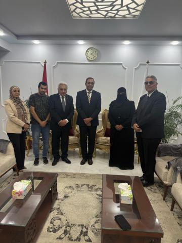 محافظ قنا يكرّم سفراء ”مؤسسة سقيا الماء”