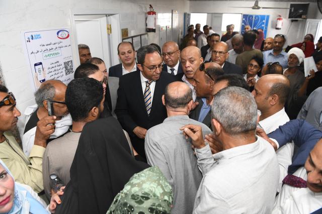 محافظ قنا يفتتح عيادة