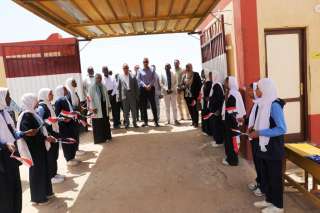 محافظ أسوان يتفقد مدرستى الجنينة...