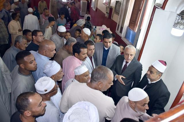 محافظ الأقصر يستمع الي مشاكل المواطنين عقب الصلاة