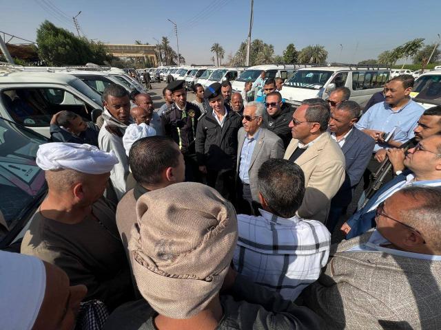 محافظ قنا يفاجئ مواقف سيارات الأجرة
