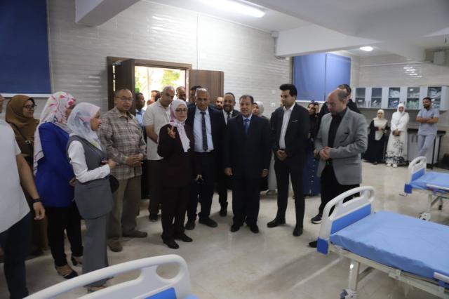 رئيس جامعة جنوب الوادي يفتتح وحدة غسيل الكلى