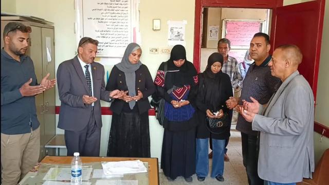مدير تعليم نجع حمادي يقدم واجب العزاء
